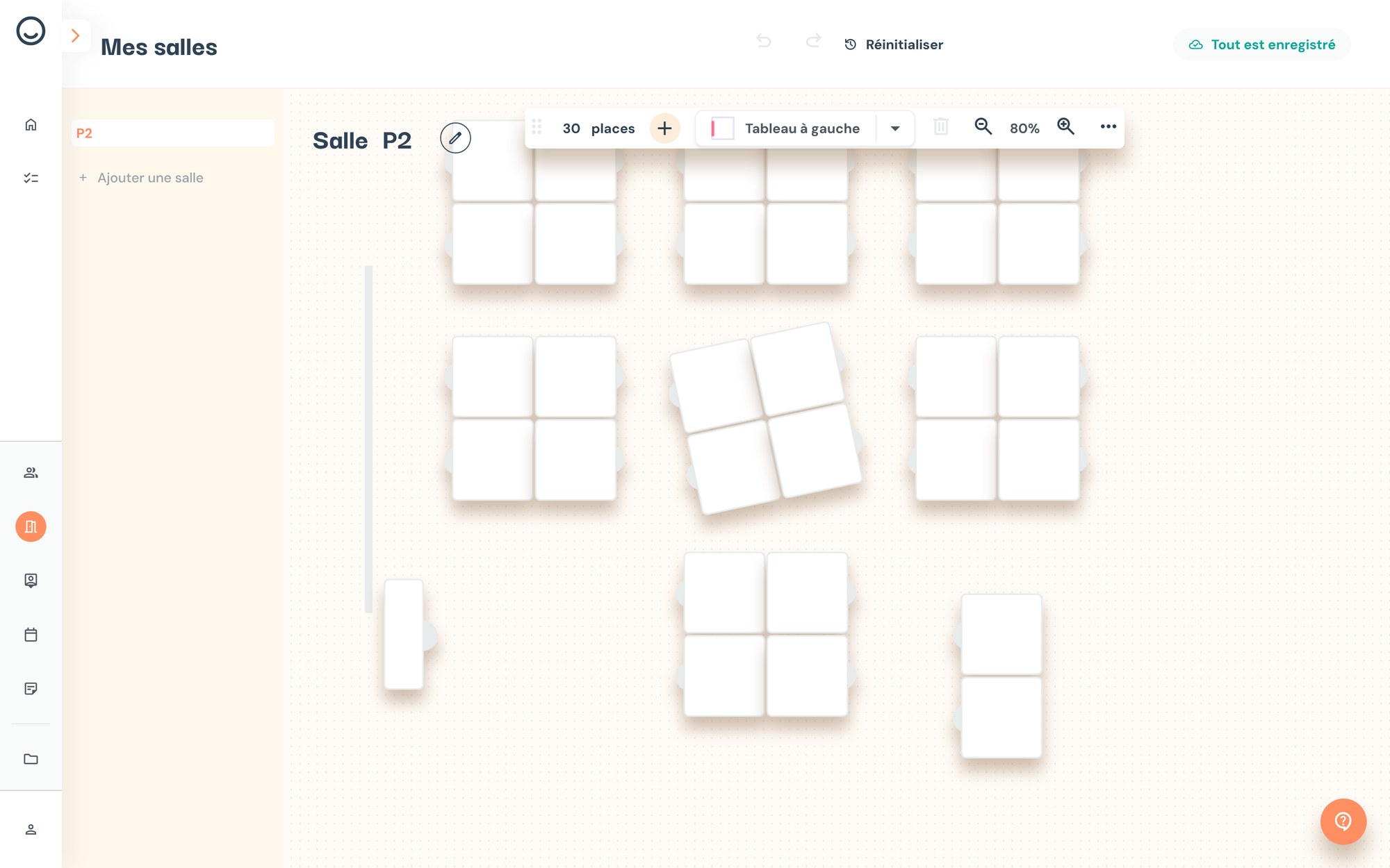 Éditeur de la salle P2 : 30 places en îlots, dont un îlot pivoté, tableau à gauche, bureau du professeur, barre d'outils avec le nombre de places, la position du tableau et le zoom.